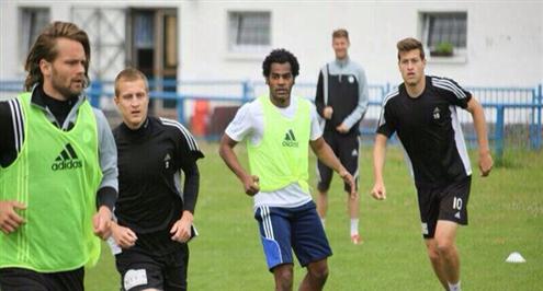 خاص.. بالصور.. عسيري الأهلي يحترف شهراً في التشيك 